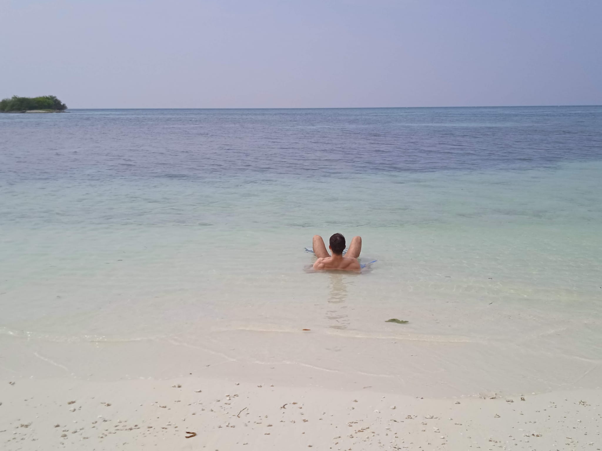 Pareja disfrutando en la playa de Maldivas